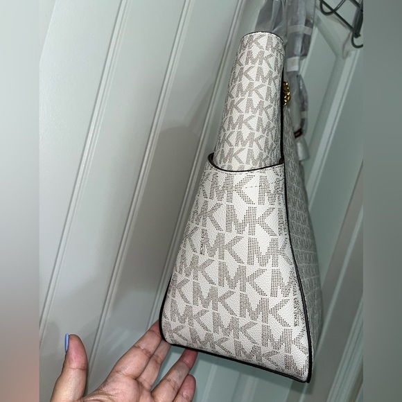 NWOT MK Jet Set Travel Large Chain Shoulder Tote Vanilla MK Signature Logo - Picture 3 of 16
